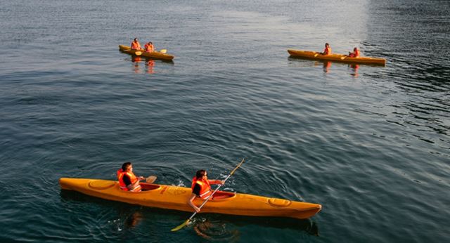 Kayak nella baia di Lan Ha