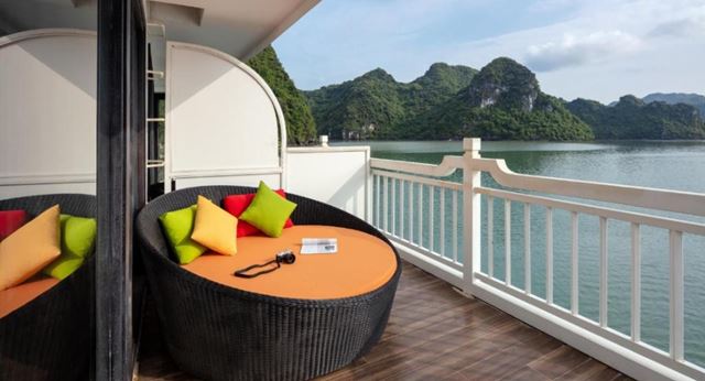 Ammira la bellezza della baia di Lan Ha dal balcone privato