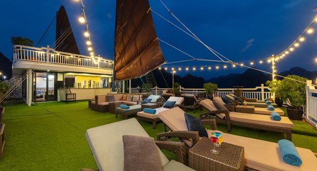 Festa al tramonto sul ponte solarium