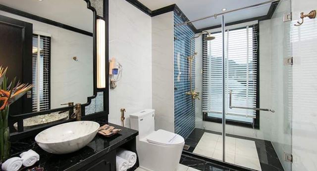Bagno con servizi completi
