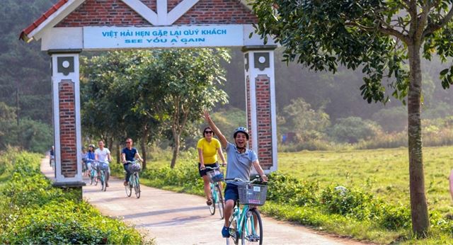 In bicicletta al villaggio di Viet Hai