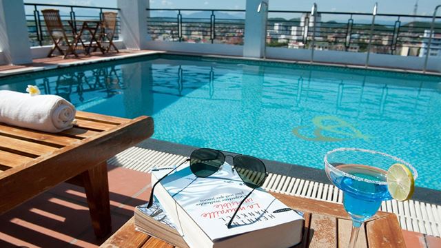 Romance Hotel in Hue (piscina)
