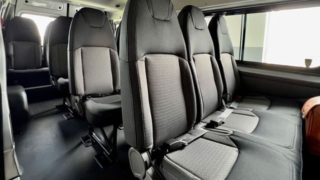 Auto a 16 posti (interno_2)