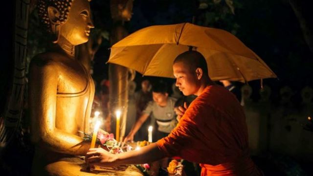Atmosfera spirituale in un tempio di Luang Prabang