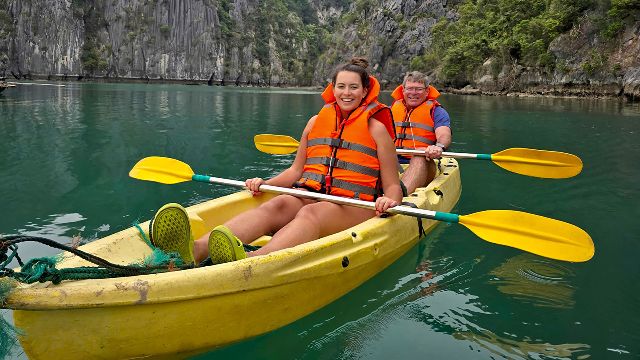 Kayak nella baia di Halong