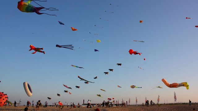 Aquiloni colorati sulla spiaggia