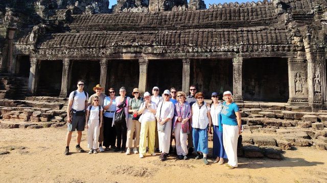 Gruppo di viaggiatori ad Angkor