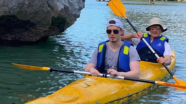 Fare kayak nella baia di Halong