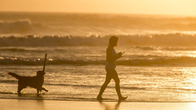 Paeseggiata al tramonto sulla spiaggia