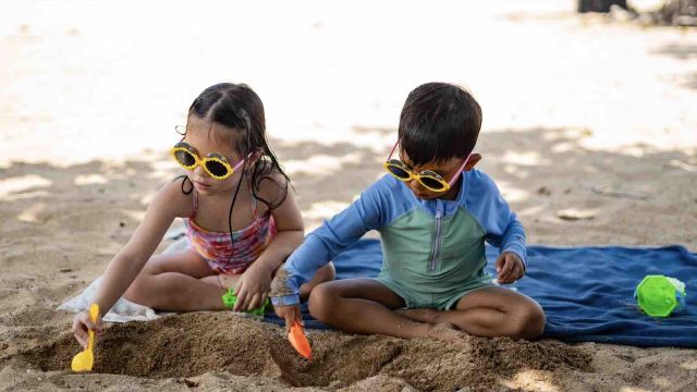 Bambini che giocano sulla spiaggia