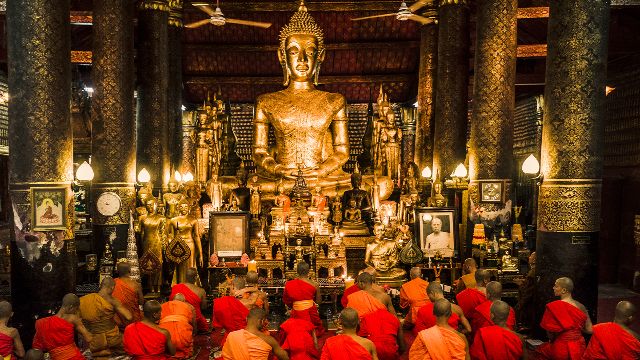 Monaci in preghiera a Luang Prabang