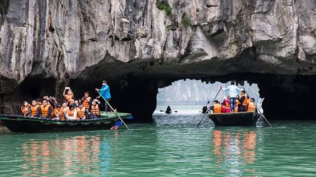 Kayak nella baia di Halong