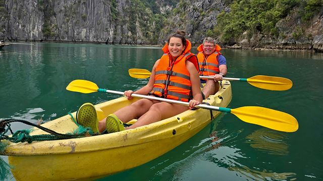 Kayak nella baia di Halong