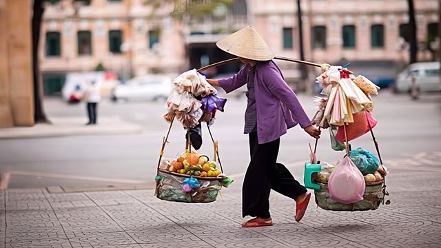 Sulle spalle cè il peso della vita - Hanoi, Vietnam.