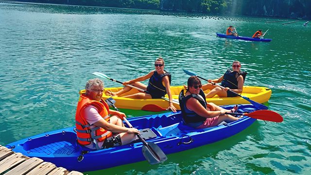 Kayak nella baia di Halong