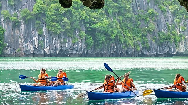 Kayak nella baia di Halong