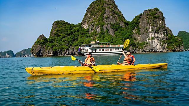 Kayak nella baia di Halong