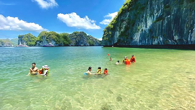 Nuotare nella baia di Halong