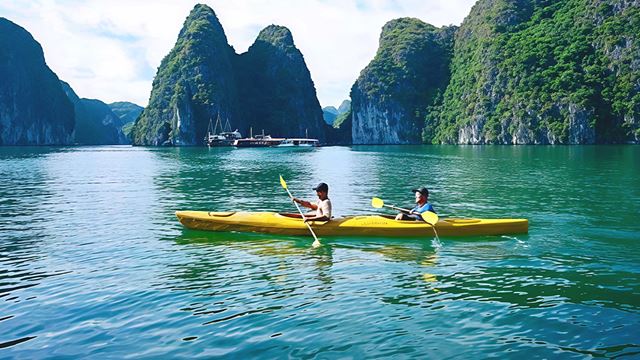 Kayak nella baia di Halong