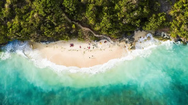 Spiaggia nascosta tra le scogliere