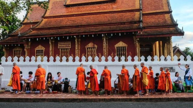 Monacci della pagoda in Laos