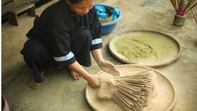 le tecniche artigianali di produzione dell’incenso e sulla vita quotidiana dell’etnia Nùng.