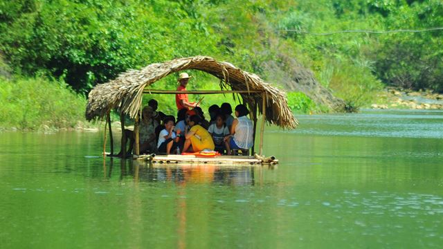 Rafting in zattera di bambù a Pu Luong
