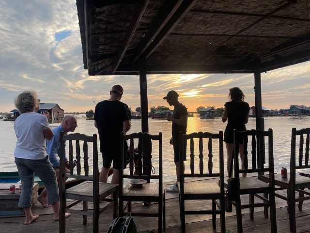 tramonto sul lago Tonlé Sap