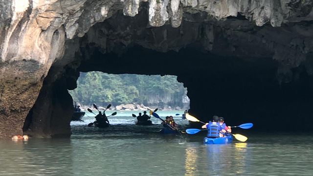Kayak nella baia di Halong