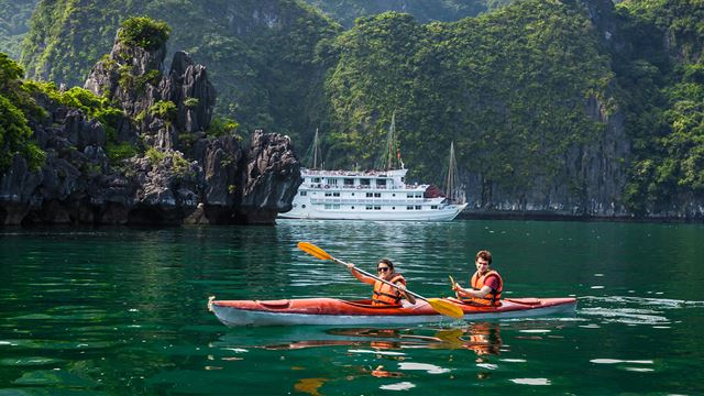 Kayak nella baia di Halong