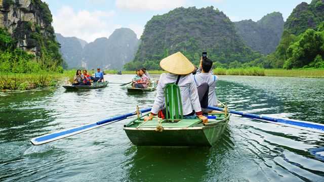 Giro in barca a remi a Ninh Binh