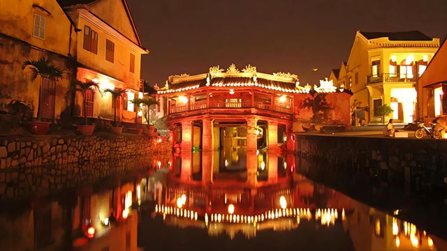 Il famoso ponte giapponese nel centro storico di Hội An.