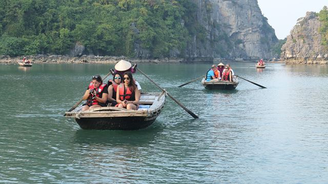 Kayak nella baia di Halong