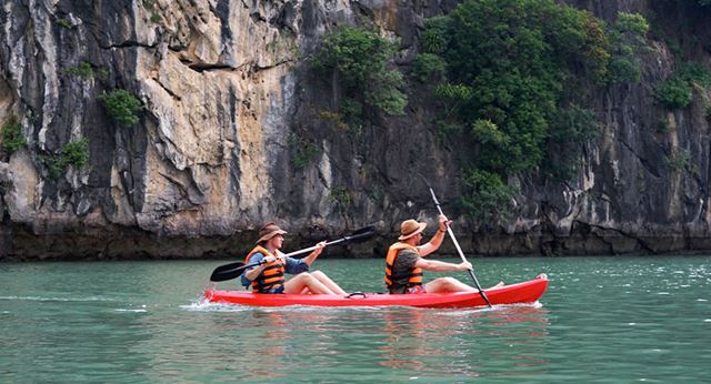 Kayak nella baia di Halong