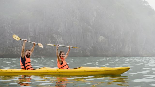 Kayak nella baia di Halong