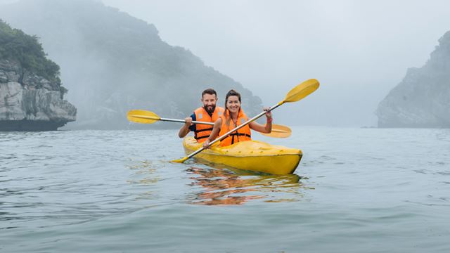 Kayak nella baia di Halong