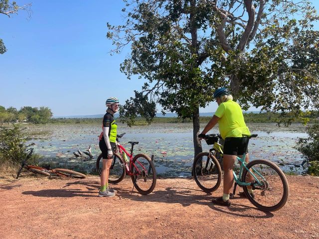 In bicicletta sul lago di loti