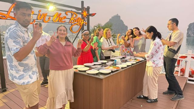 Festa sulla crociera nella Baia di Halong
