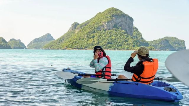 Kayaking a Vang Vieng